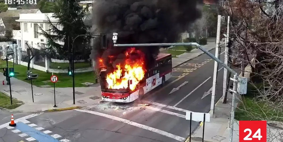 VIDEO | Bus eléctrico del sistema RED se incendia en plena vía pública en Providencia