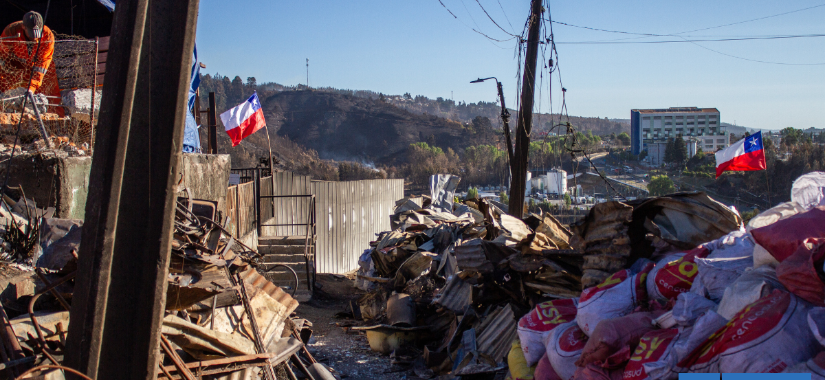 La montaña de residuos que dejó megaincendio: coordinan retiro de 50 mil toneladas de basura en Penco
