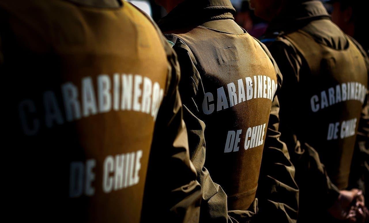 Tres carabineros son dados de baja por saltarse la fila en un AutoMac: Amenazaron con armas a los presentes