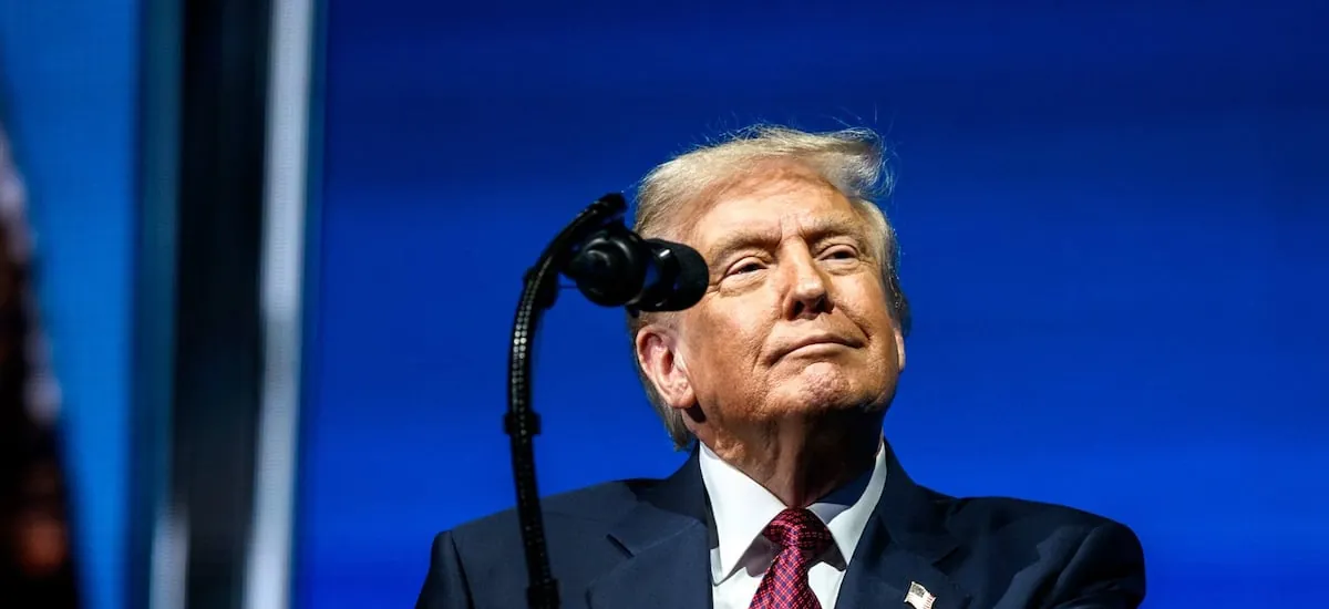 Trump señala que “todo” el armamento y personal militar de Estados Unidos “permanecerá” en Irán y “alrededores”