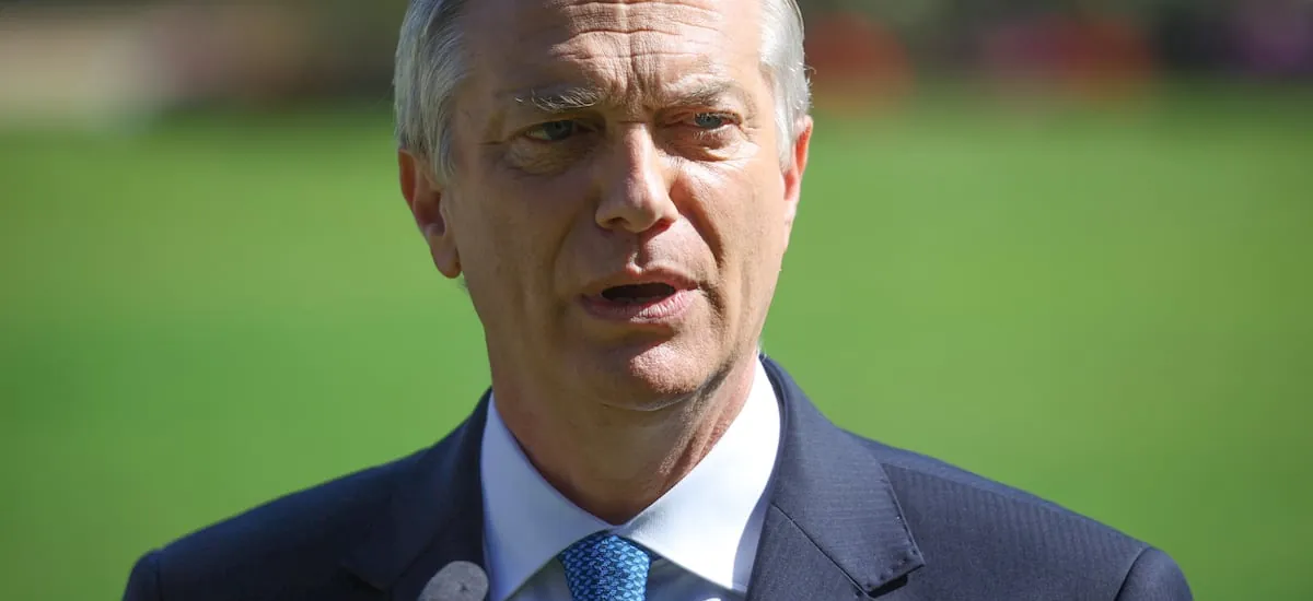 Fitch advierte que déficit presupuestario y alza del petróleo desafían el plan de consolidación fiscal de Kast