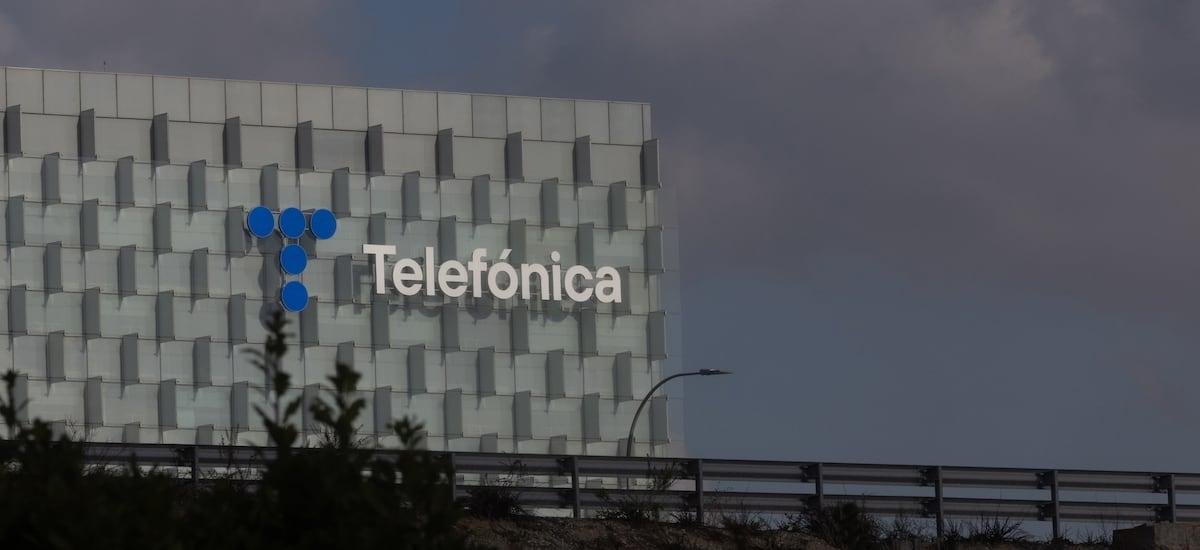Telefónica sale de compras en el Reino Unido y en el medio del proceso de venta de su operación en Chile
