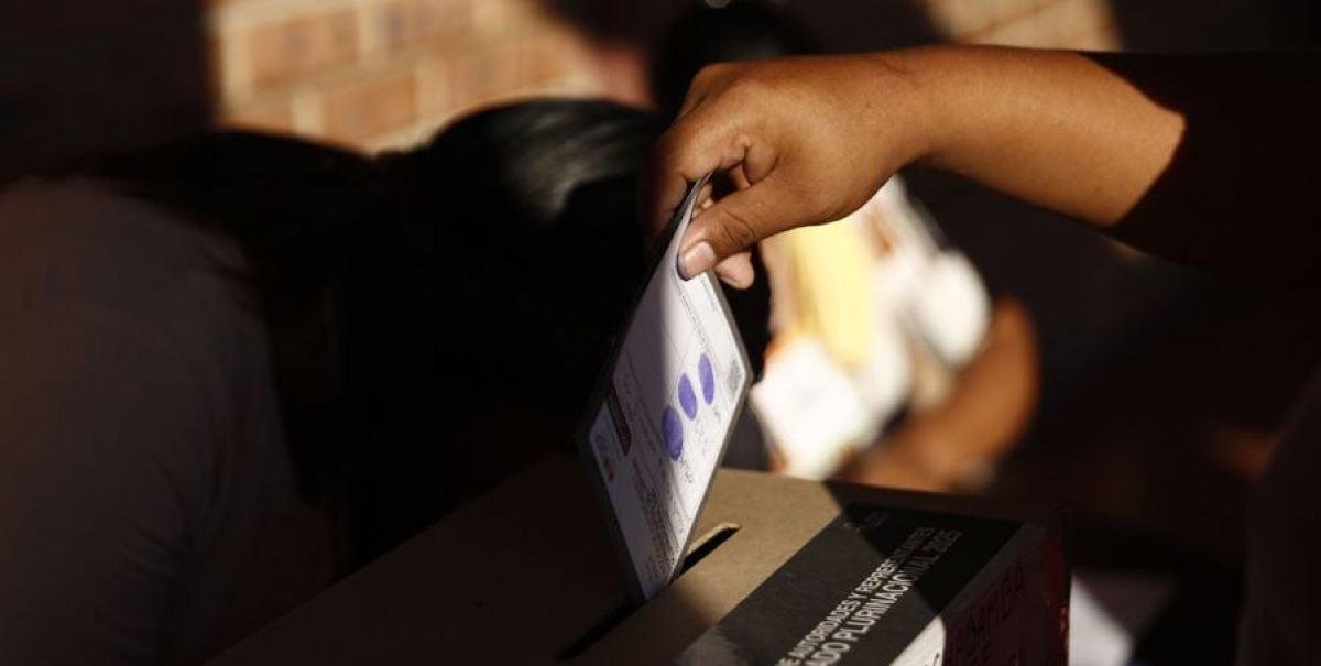 Bolivia acude a las urnas para elegir a su próximo presidente este domingo