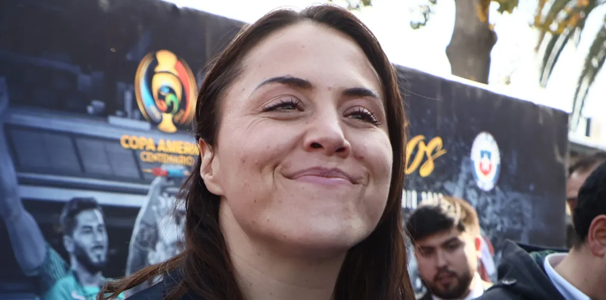 Fandom de BTS inundó las redes de ministra Duco tras negativa del IND al Estadio Nacional