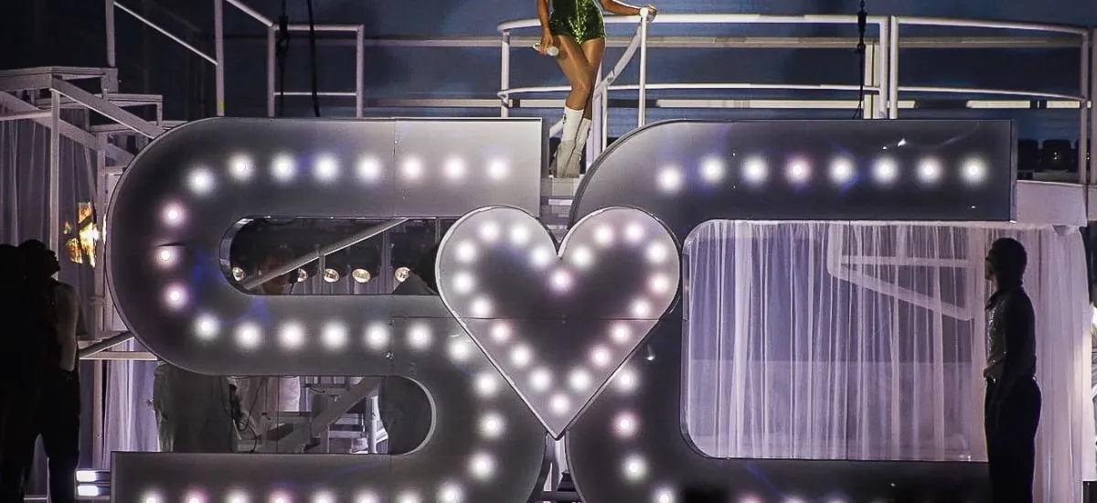 Fuegos artificiales, un “arresto” y una “Juno pose” especial: Sabrina Carpenter desató la locura de sus fans en Lollapalooza 2026