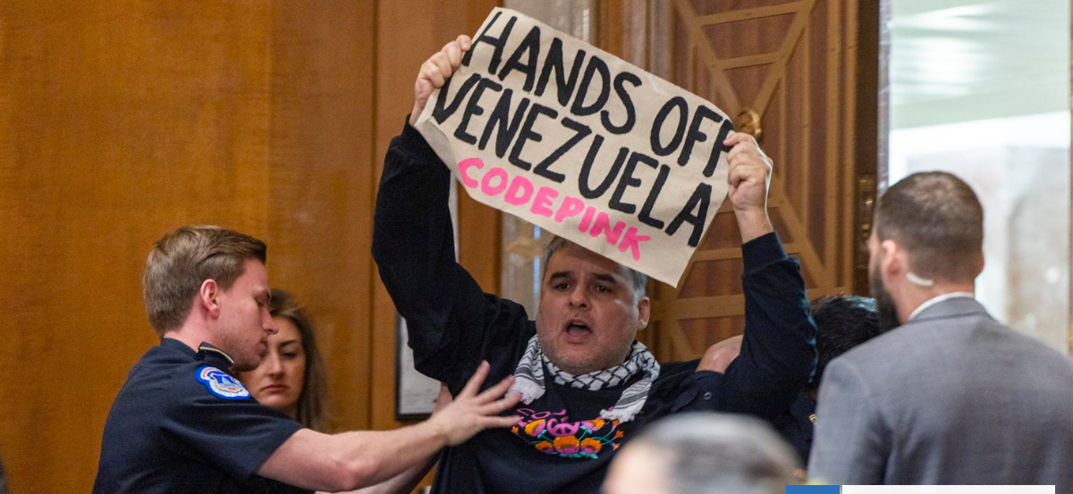 VIDEO | Manifestante interrumpe discurso de Marco Rubio y le grita que "quite sus manos" de Venezuela