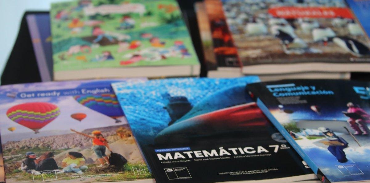Mineduc y Junaeb inician entrega masiva de textos y útiles escolares