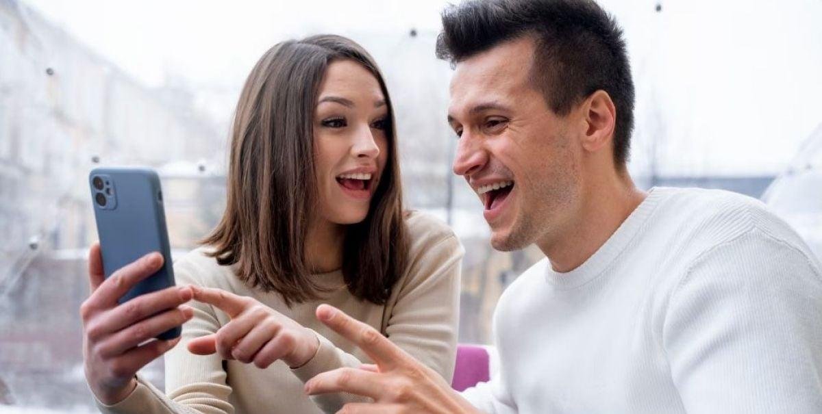 Relaciones formadas en línea muestran menor satisfacción, según estudio