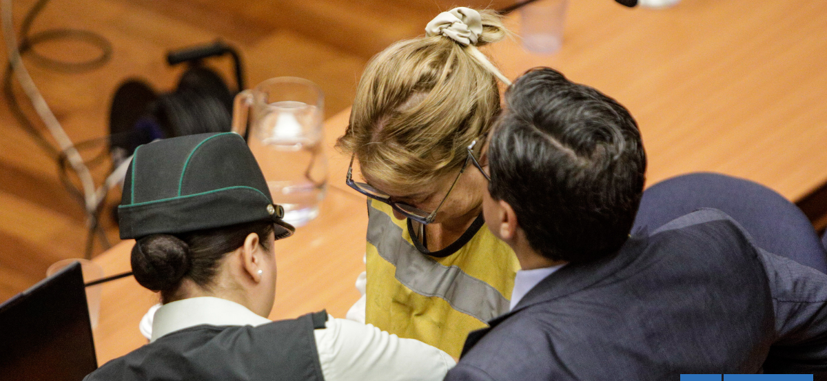 Entró con chaleco amarillo y esposas: así fue la segunda jornada de formalización de Ángela Vivanco