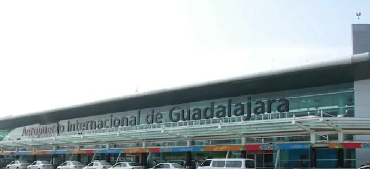 Cierran aeropuertos en Jalisco y Nayarit tras ola de violencia atribuida a muerte de “El Mencho”