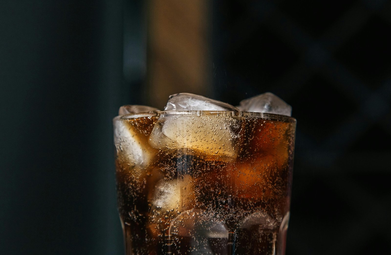 Estudio nacional revela cómo se toma la piscola en Chile: 72% prefiere la mezcla con negra y con más bebida que pisco