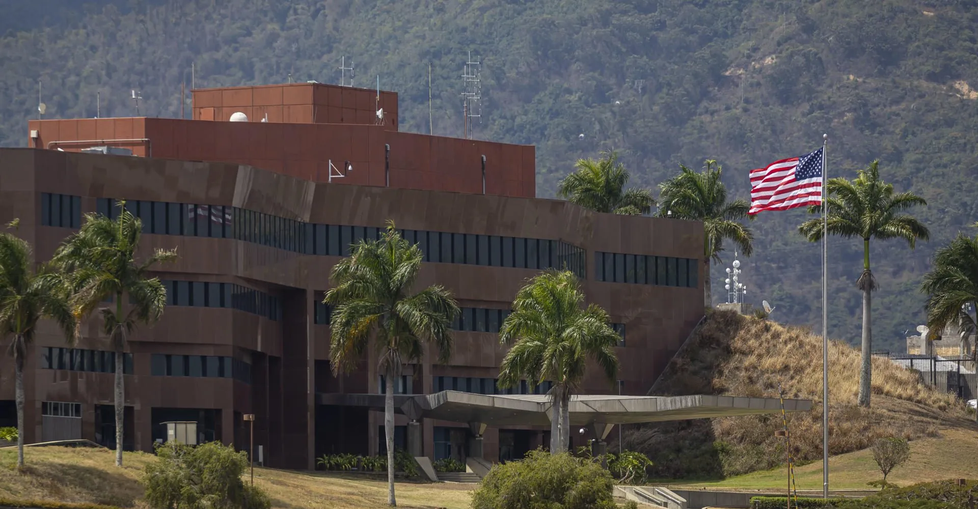 Embajada de Estados Unidos en Venezuela izó la bandera de su país por primera vez en siete años