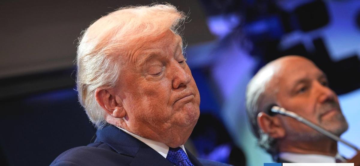 Donald Trump condena fallo judicial y firma arancel global del 10%
