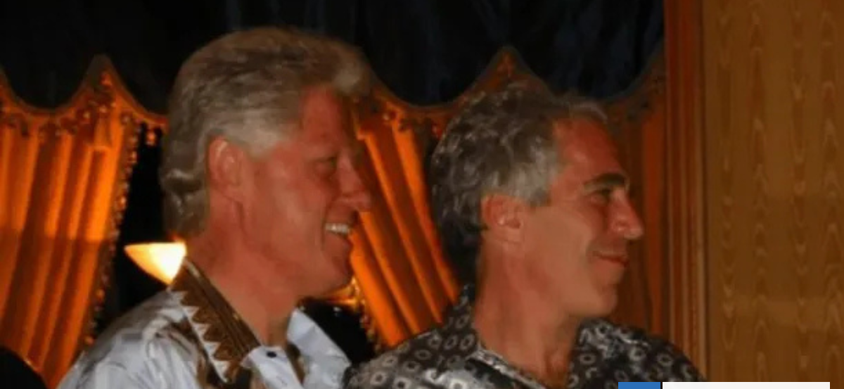 Bill Clinton explica su polémica foto en un jacuzzi durante comparencia por el caso Epstein