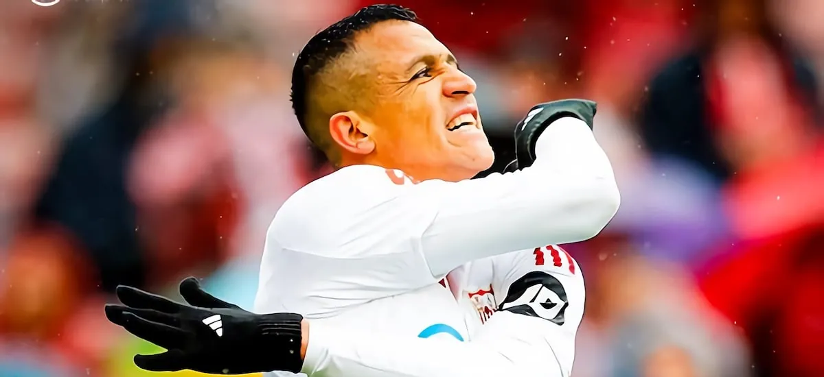 “Da la cara...”: hinchas del Sevilla de Alexis y Suazo reciben con fuertes insultos al equipo tras perder con el colista - La Tercera