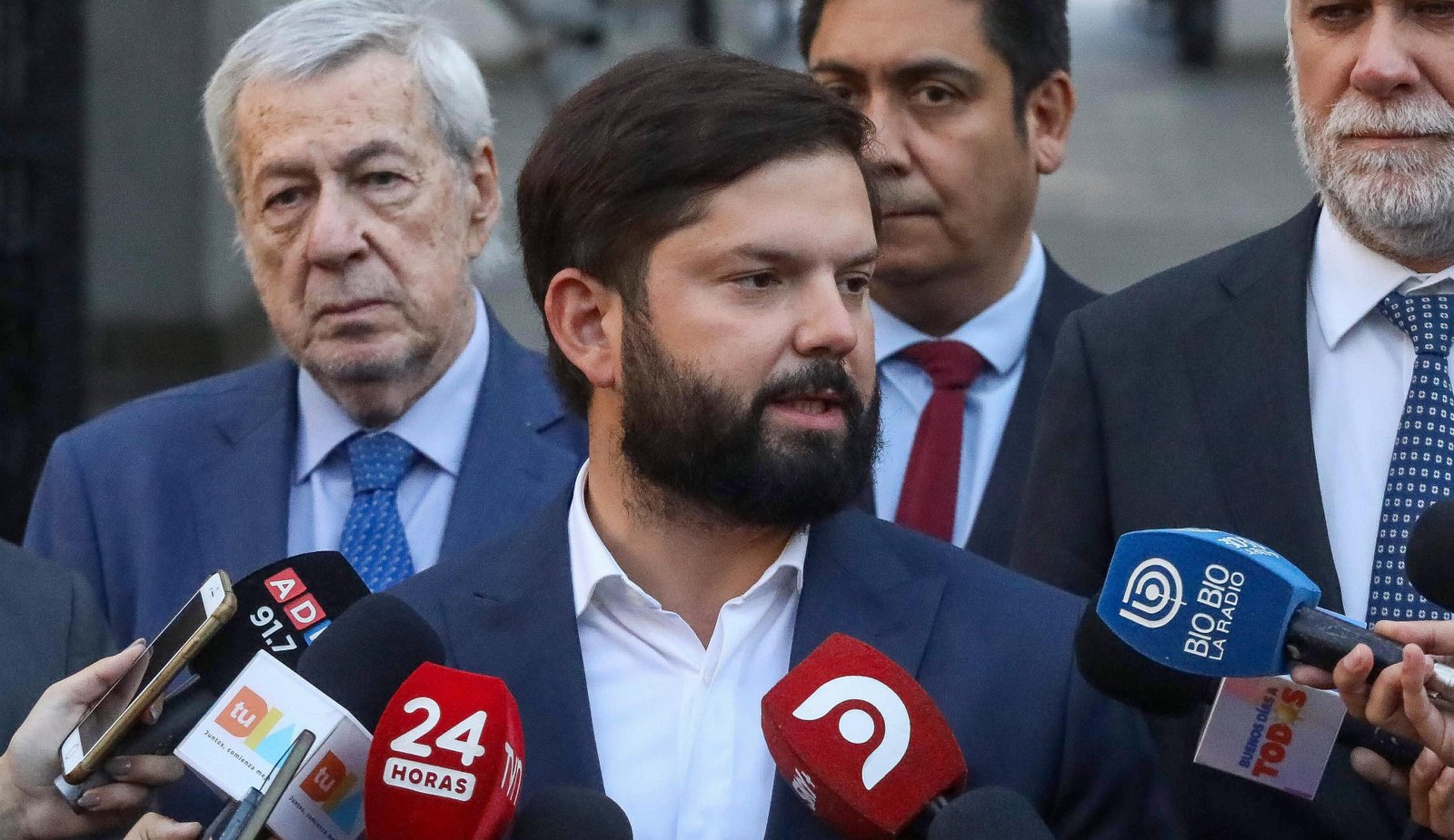 Kast suspende reunión en La Moneda tras polémica por cable chino y desata molestia de Boric: “El Presidente electo llegó exigiéndome que me retracte”