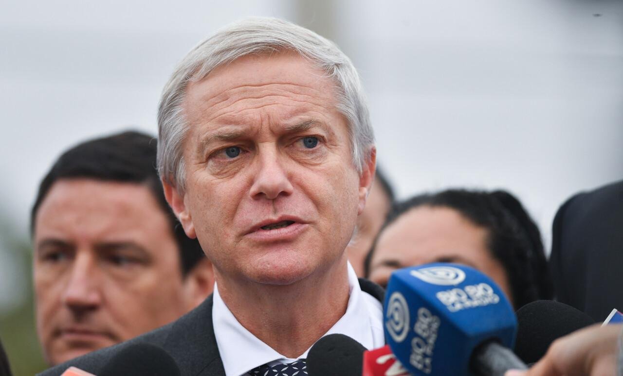 Kast pone término a traspaso con el Gobierno y afirma que Presidente Boric “le esbozó” situación del cable chino pero sin detalles