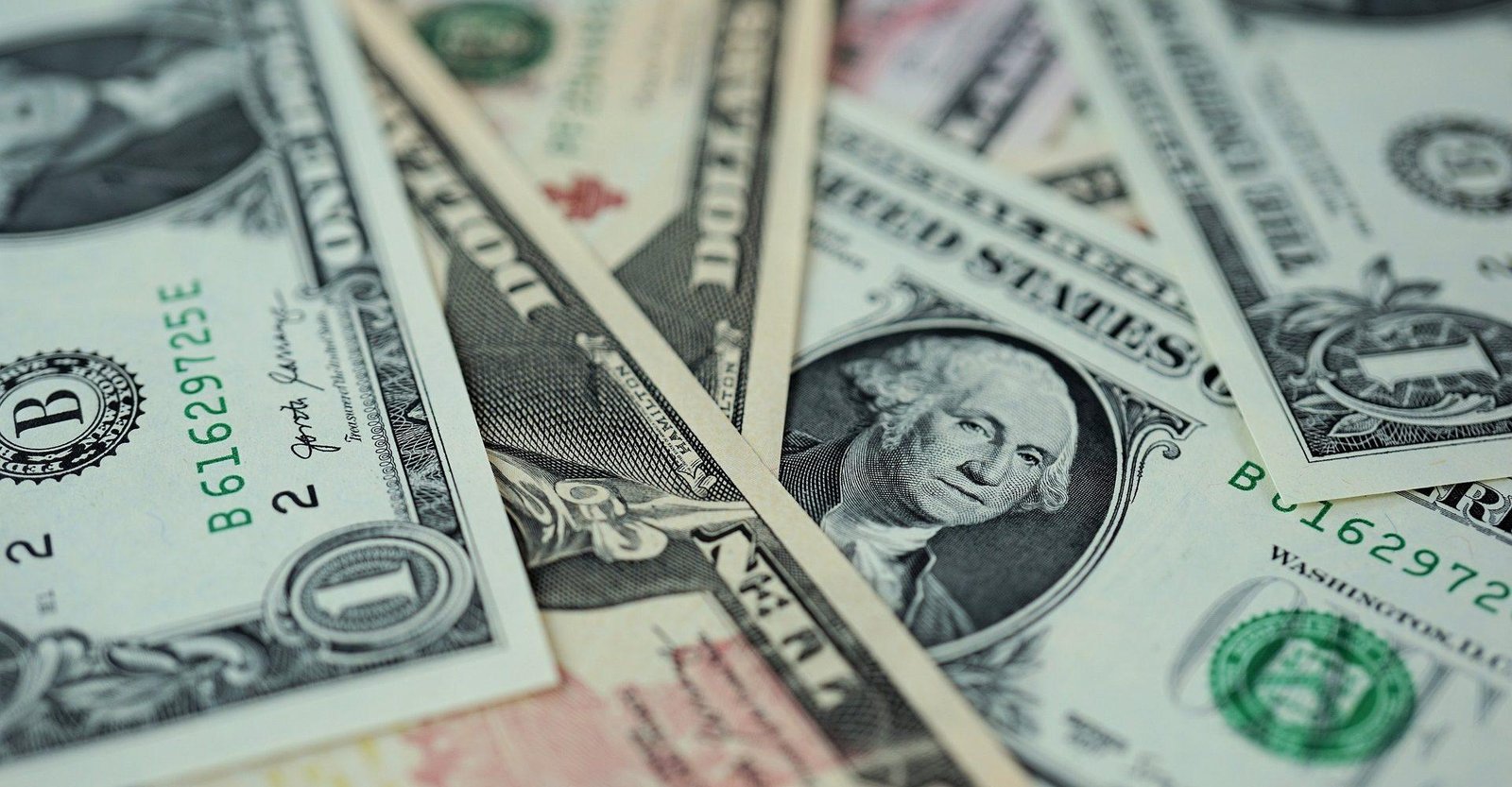 Dólar baja de los $900 ante proyección de Donald Trump sobre un posible fin al conflicto en Irán