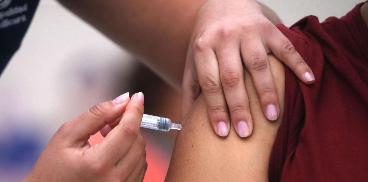 Campaña de vacunación 2026 comenzó este domingo: Estos son los grupos prioritarios que pueden acceder gratis
