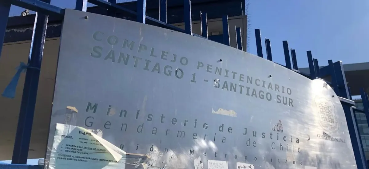 Ministro Arrau señala que no ha sido necesario evacuar a población penal tras incendio en Santiago 1