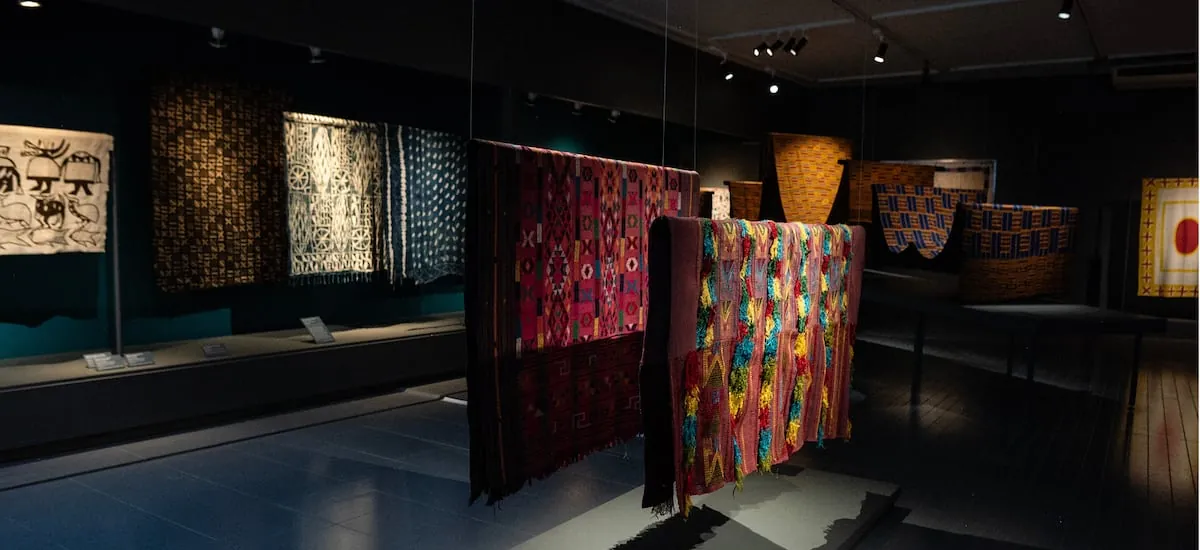 Con piezas originarias de 10 países de África: extienden muestra de la Bienal de Arte Textil