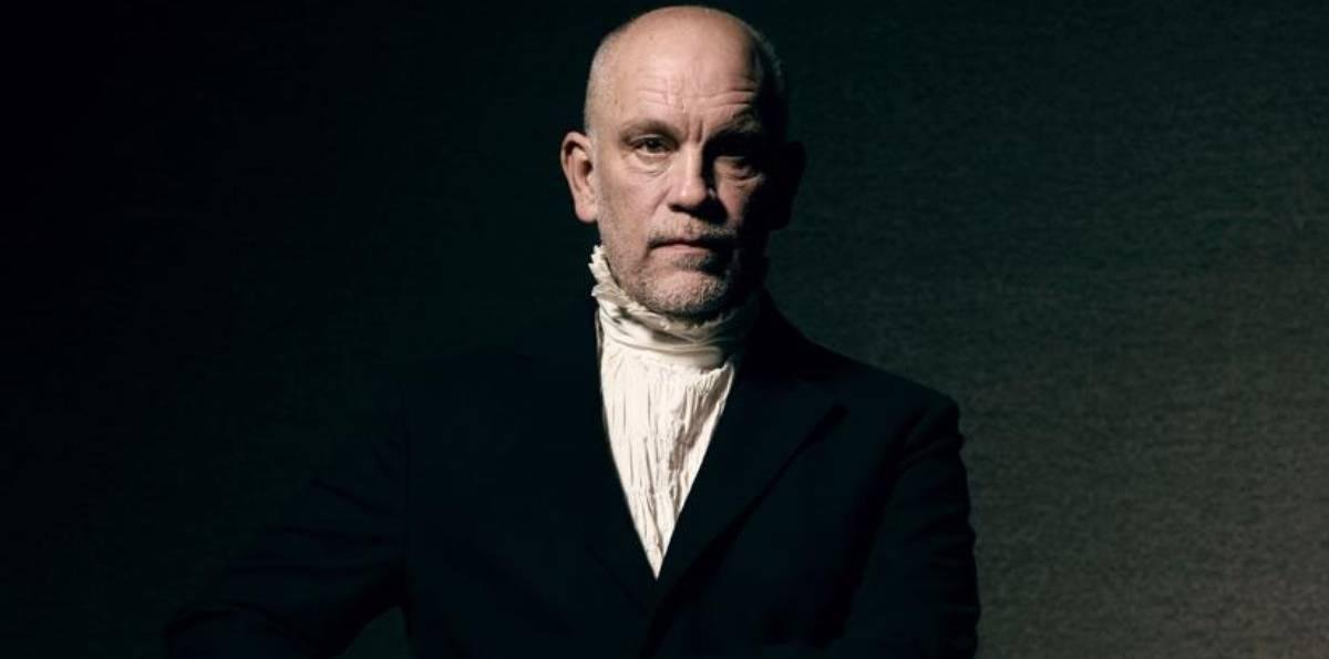 John Malkovich vuelve a Chile con obra inspirada en textos de Roberto Bolaño