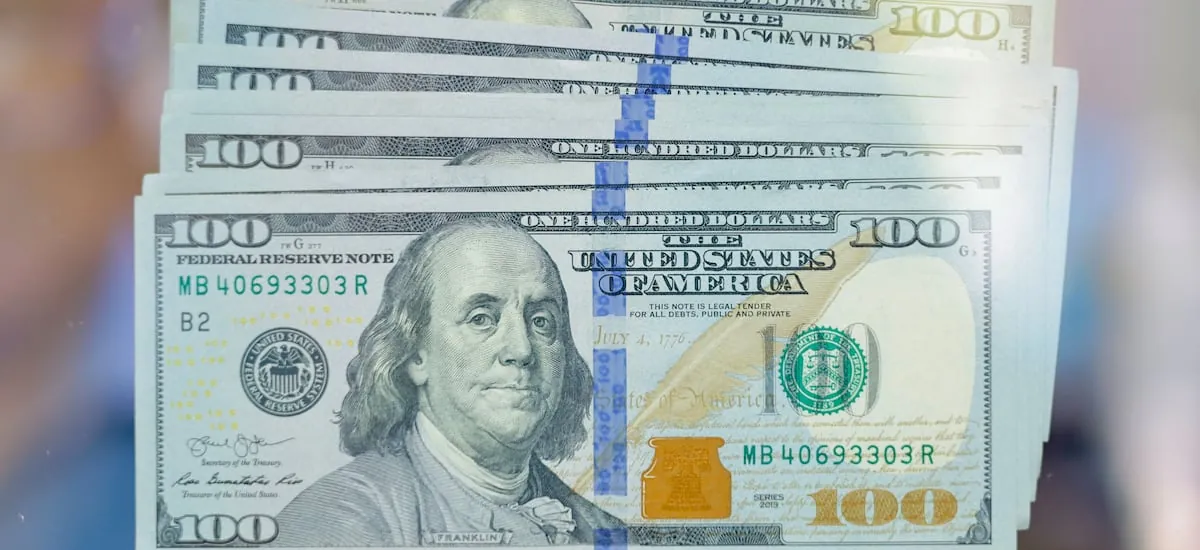 Dólar extiende su alza y se ubica en nuevos máximos en cerca de un año