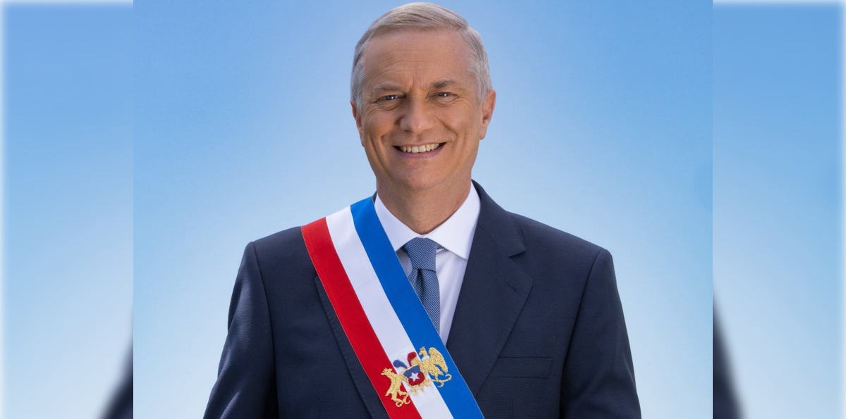 OPE defiende fotografía oficial de Kast ante cuestionamientos por uso de escudo