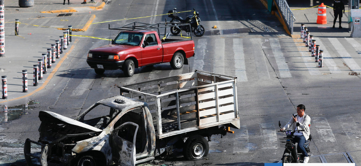Autos quemados, narcobloqueos y ola de violencia tras la muerte de "El Mencho" en México