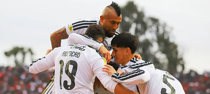 Colo Colo derrotó en una "guerra" de goles a Everton y sigue imparable como puntero del Campeonato Nacional