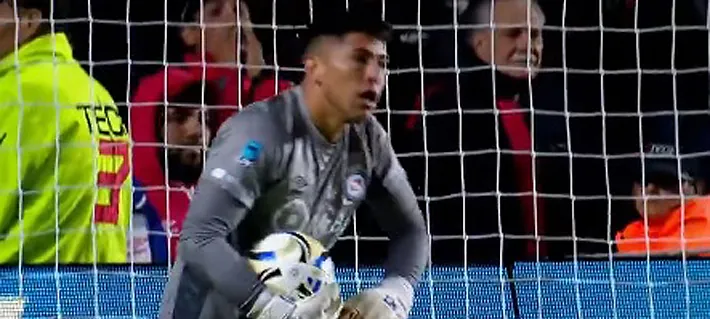 Revisa la espectacular doble atajada de Brayan Cortés que fue clave para que Argentinos se metiera en semis del torneo trasandino