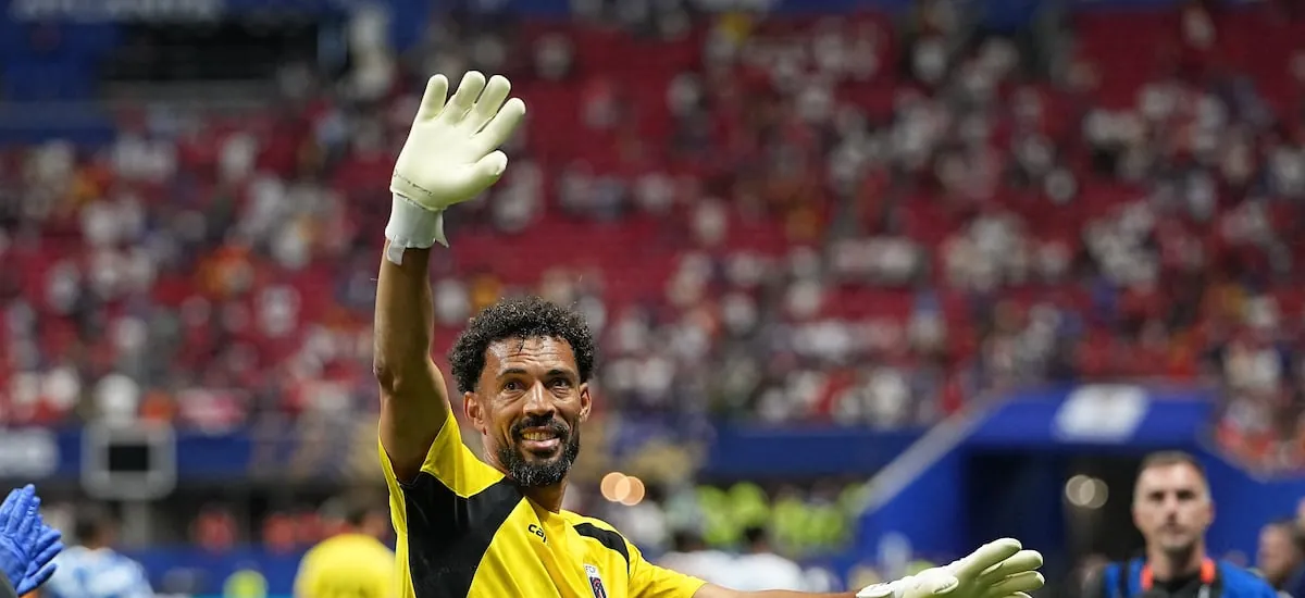 Colo Colo va por Vozinha: así sería el contrato que le ofrecieron al arquero viral del Mundial