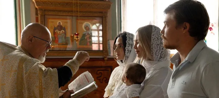 Alexandra Litvinova sube fotos del bautizo de su hija sin Alexis Sánchez: Ceremonia fue al estilo ruso