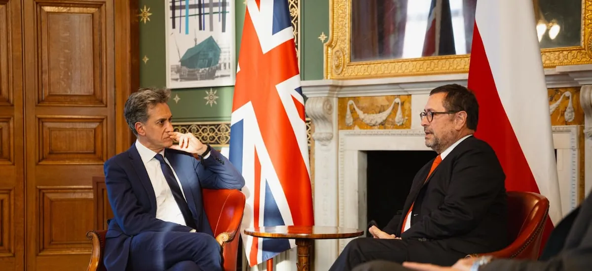 Canciller Pérez Mackenna se reúne con su par de Reino Unido en Londres y acuerdan avanzar en “asociación estratégica”