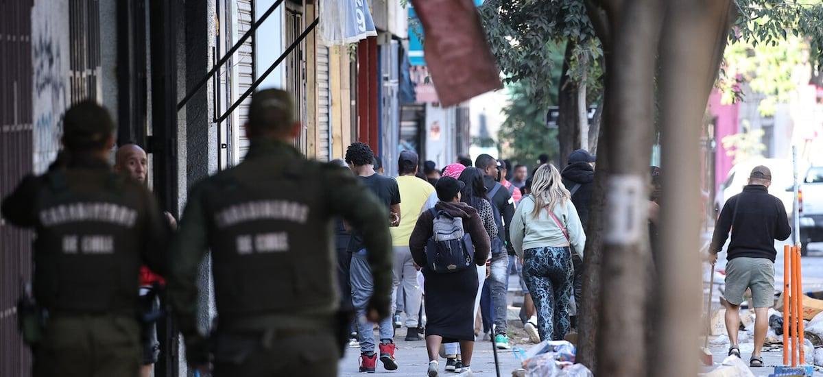 Operativo en barrio Meiggs: se reactivan barricadas y ambulantes se enfrentan a Carabineros