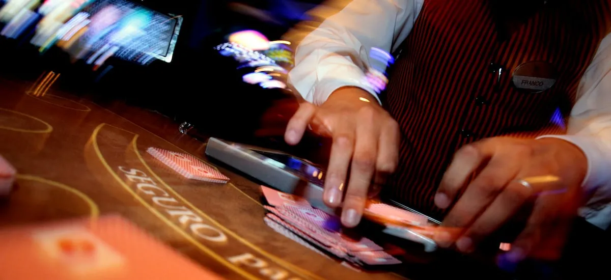 Contraloría arremete contra funcionarios que apuestan en casinos pese a prohibición: un militar transó más de $1.000 millones