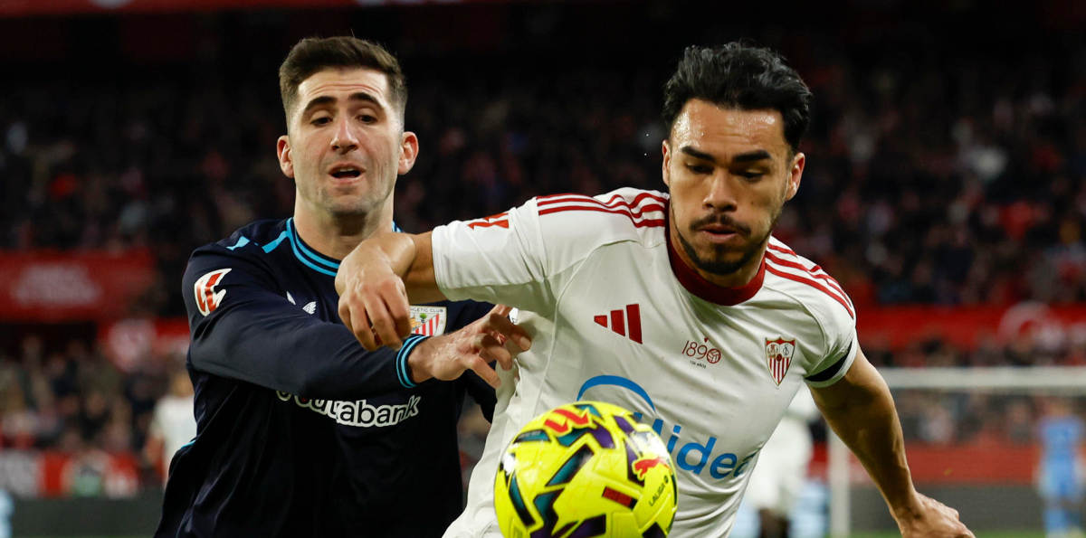 "Falto de chispa" e "inocente": Prensa española criticó a Alexis y Suazo tras goleada sufrida por Sevilla