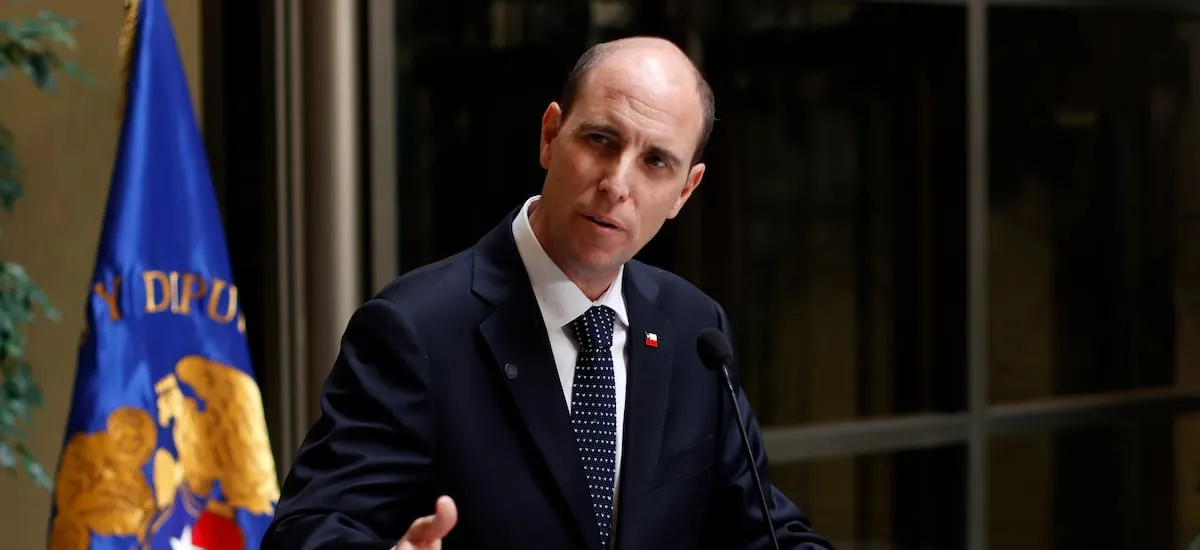 Arrau elude definición por proyecto de indulto general a uniformados condenados por 18-O y recalca facultad presidencial