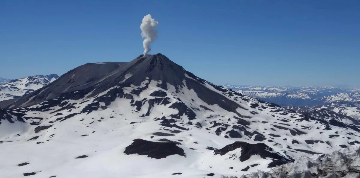 Sernageomin declara Alerta Amarilla en el complejo volcánico Nevados de Chillán por aumento de sismicidad