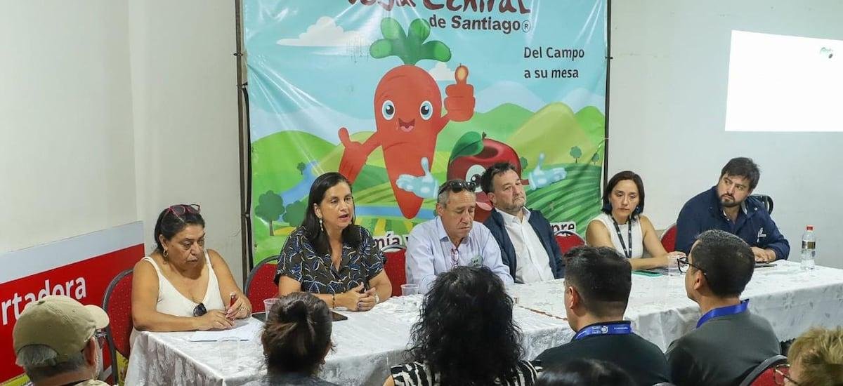 Ministra de Agricultura se reúne con locatarios afectados por el incendio en Vega Central