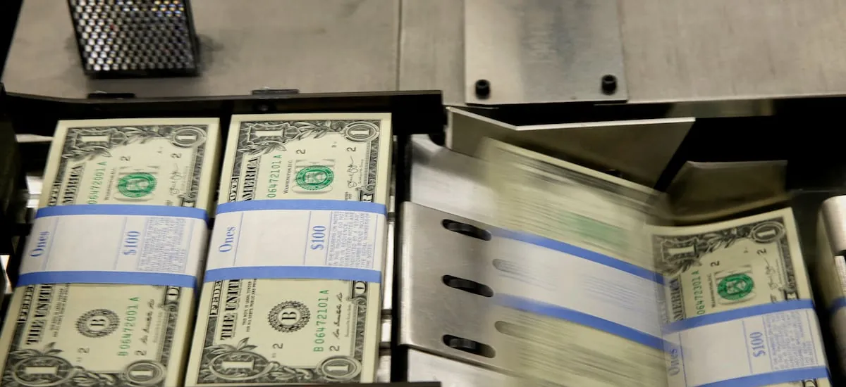 El dólar extiende su racha a la baja y se alista a su nivel de inicios del conflicto de la guerra en Irán - La Tercera