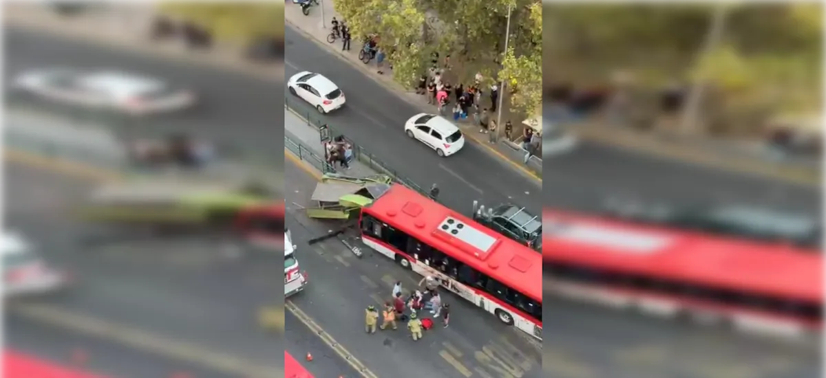 Bus del sistema Red choca contra paradero en avenida Vicuña Mackenna: cuatro personas terminaron lesionadas