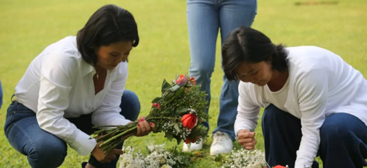 Keiko Fujimori inicia jornada electoral con visita a la tumba de su padre en Lima - La Tercera
