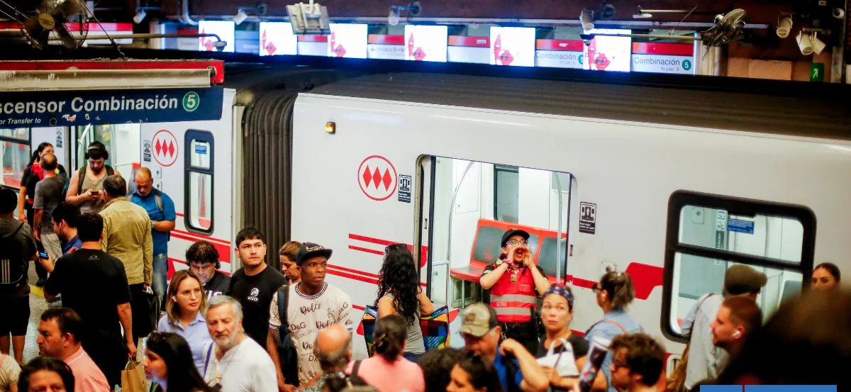 Se normaliza la Línea 1 del Metro de Santiago tras demoras en trenes y alta afluencia en andenes