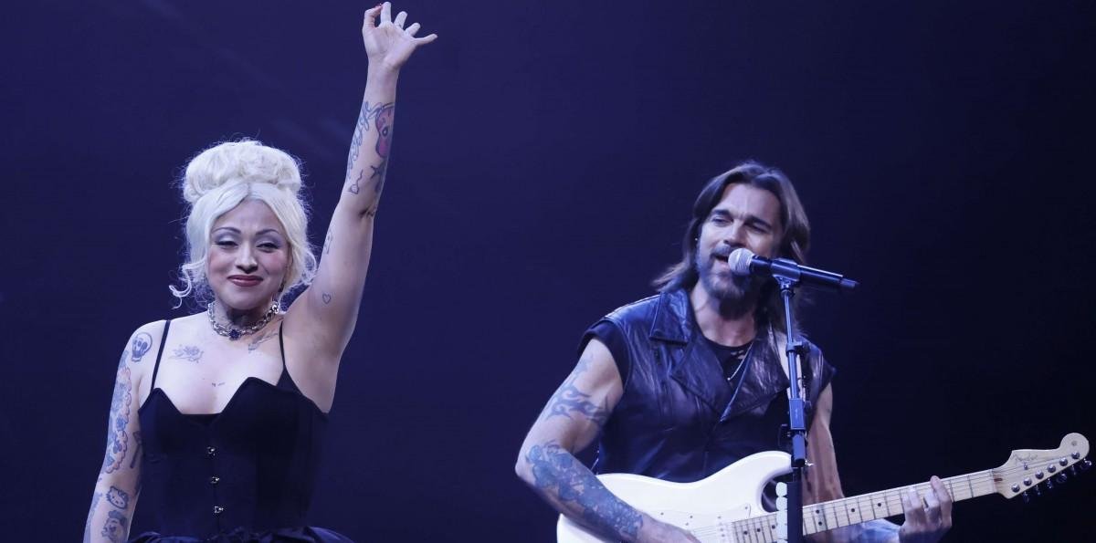 Juanes sube al escenario a Mon Laferte para cantar juntos "Fotografía" en el Festival de Viña 2026