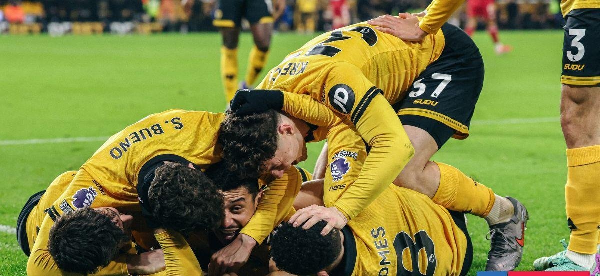 El colista Wolverhampton venció en la agonía al Liverpool y sigue soñando con hazaña para no descender