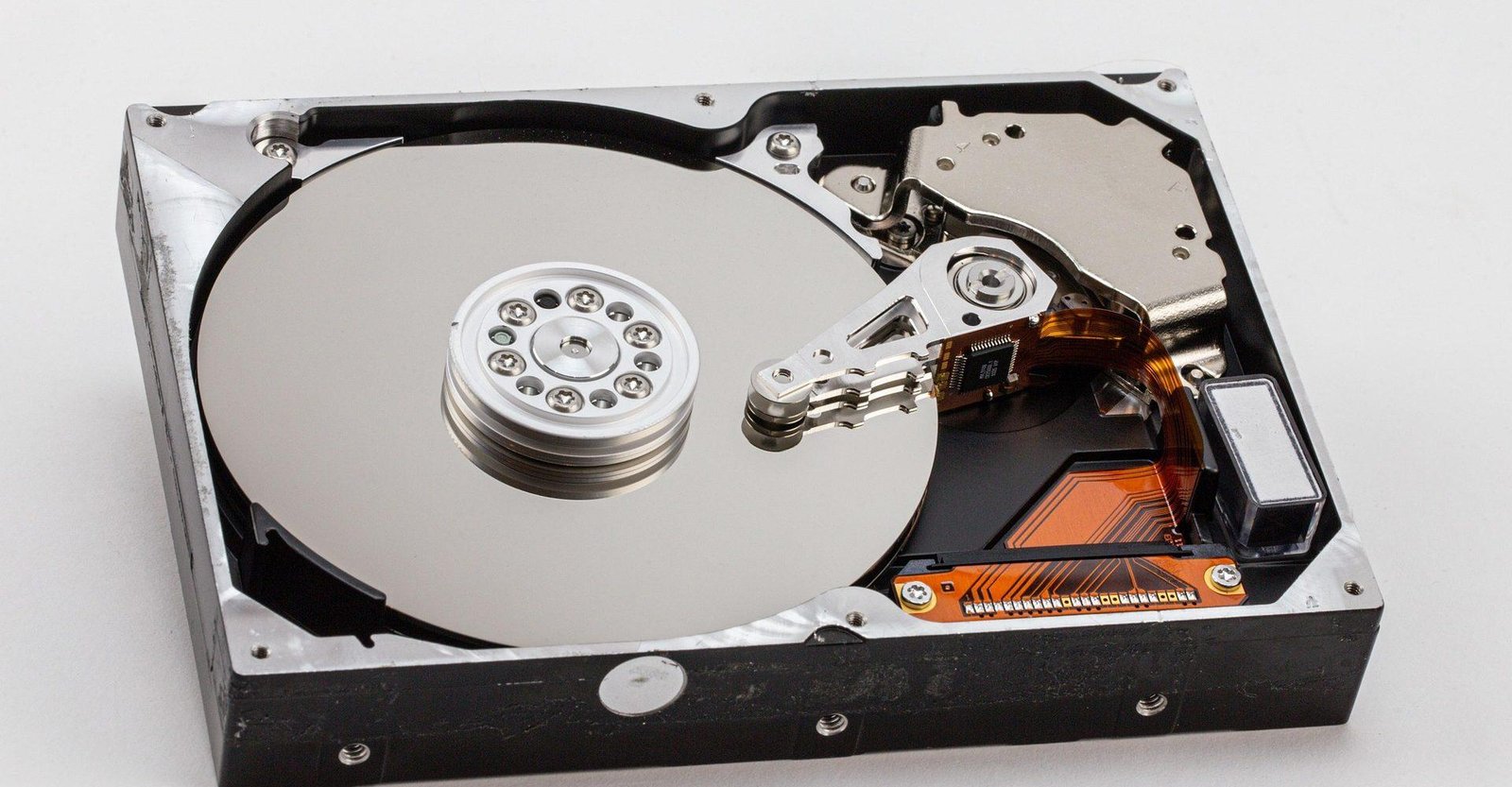 Principales fabricantes de discos duros confirman que producción de 2026 ya está vendida ante alta demanda por IA