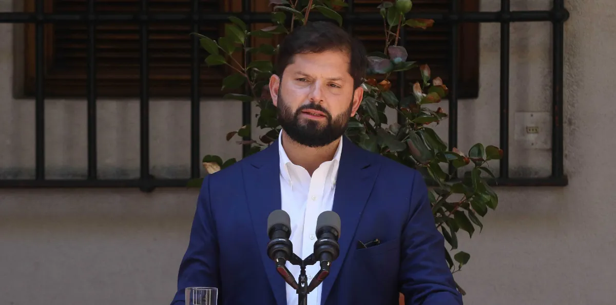 Boric reaparece públicamente, llama a cuidar la democracia y pide impulsar candidatura de Bachelet a la ONU