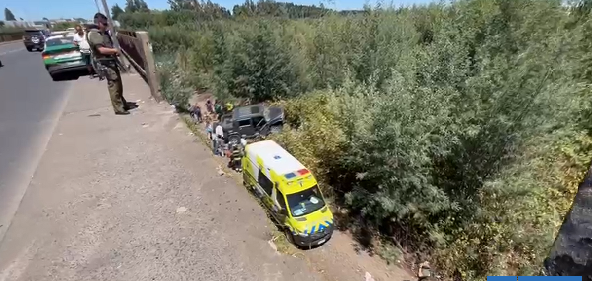 Camioneta destruye barreras de contención y cae al lecho del río Cautín en Temuco: dos lesionados