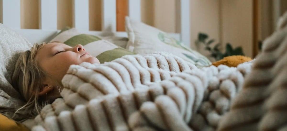 Qué es la melatonina, el suplemento para dormir que causó un alza de intoxicaciones en niños de Chile